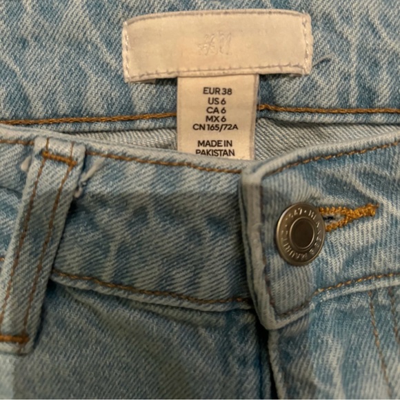 H&M Straight Leg High Wasted Mom Jean! Excellent Comdition! Size 6. - Picture 2 of 2